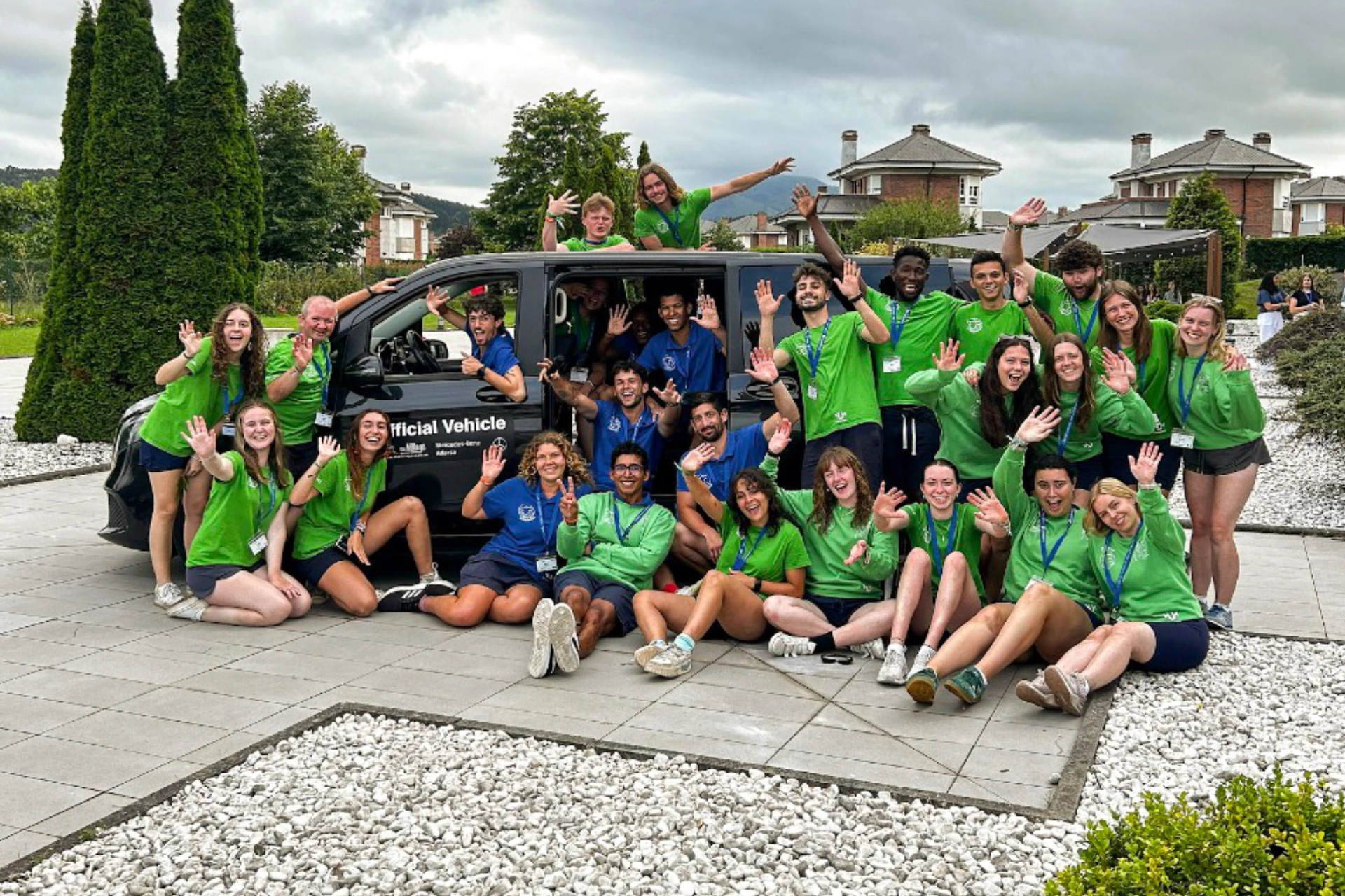 Equipo de monitores y coaches internacionales de The Village en Asturias