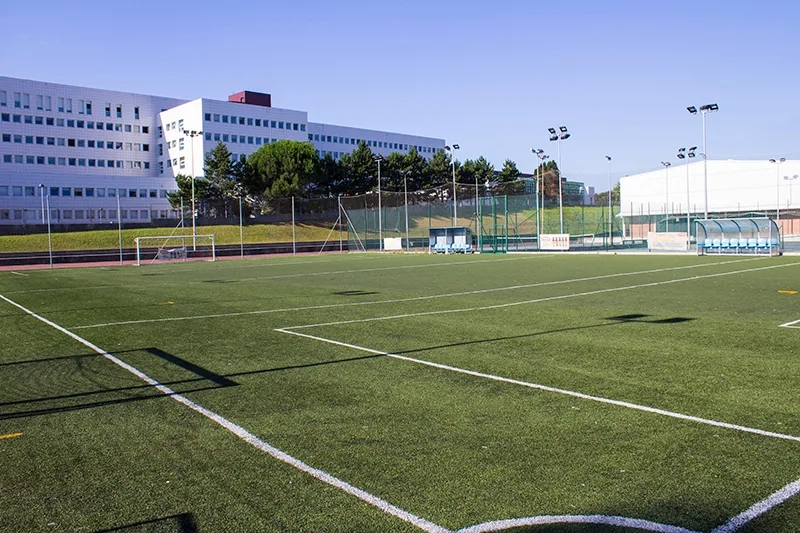 Campo de fútbol del Colegio Internacional San Fernando en el campamento de inglés The Village, Asturias