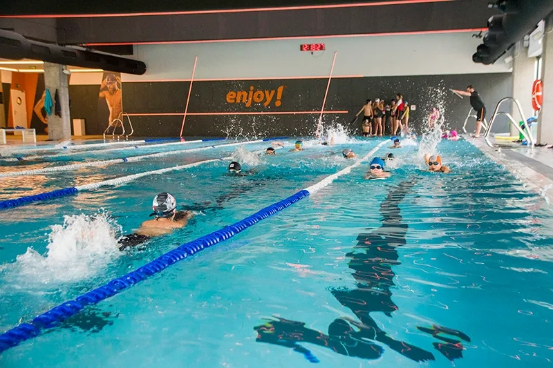 Piscinas interiores y exteriores del Colegio Internacional San Fernando en Avilés, Asturias